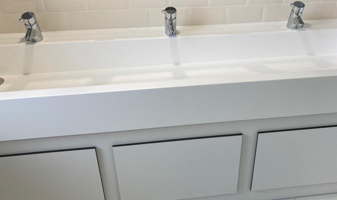 Sensor-flush WC and push-action taps